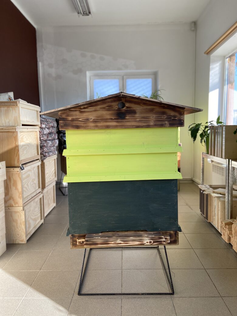 Latvijas stāvstrops ar noceļamu divslīpu jumtu