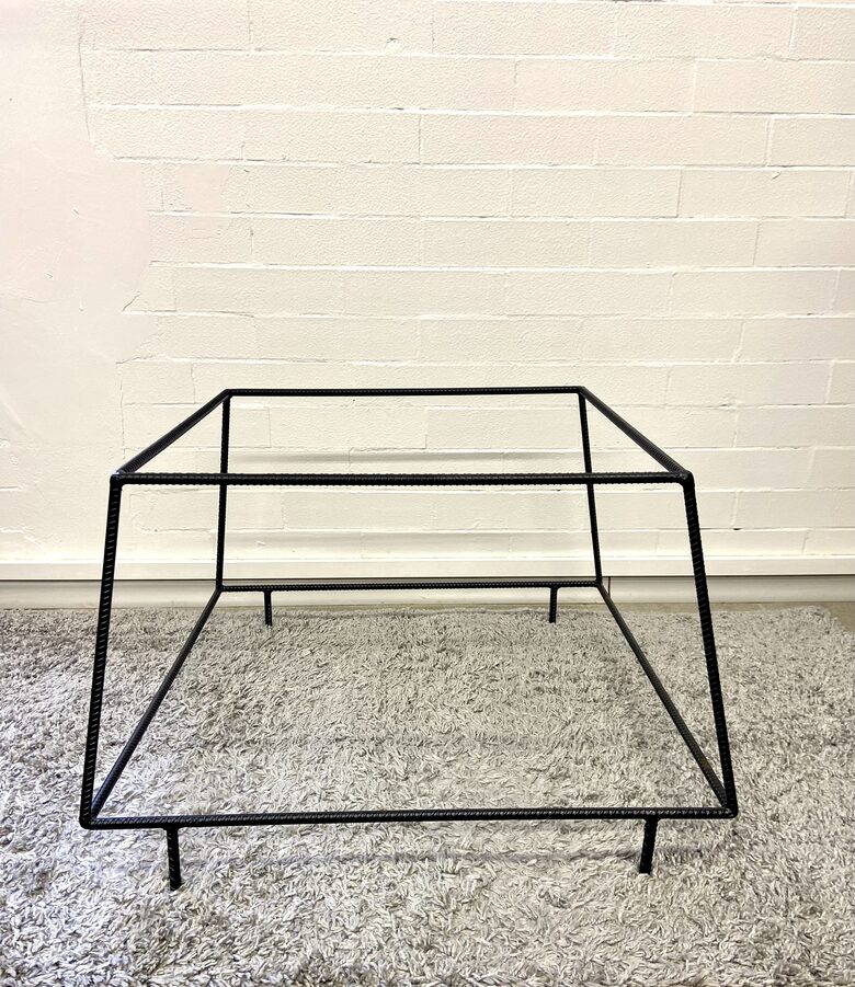 Stropa paliknis ar kājiņām, kas ieduras zemē